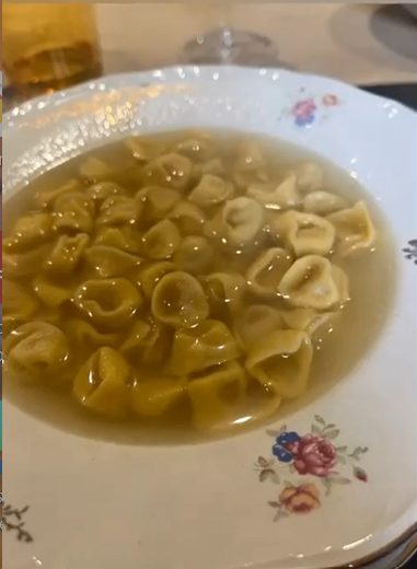 Ospite impara a chiudere i tortellini fatti a mano durante un corso di cucina a Bologna da davVero Kitchen.